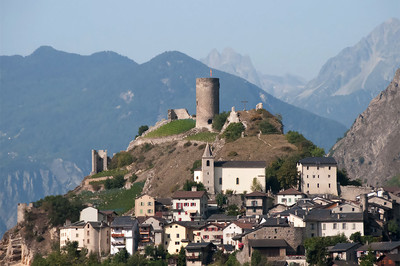 Le château et la tour Bayard - Saillon